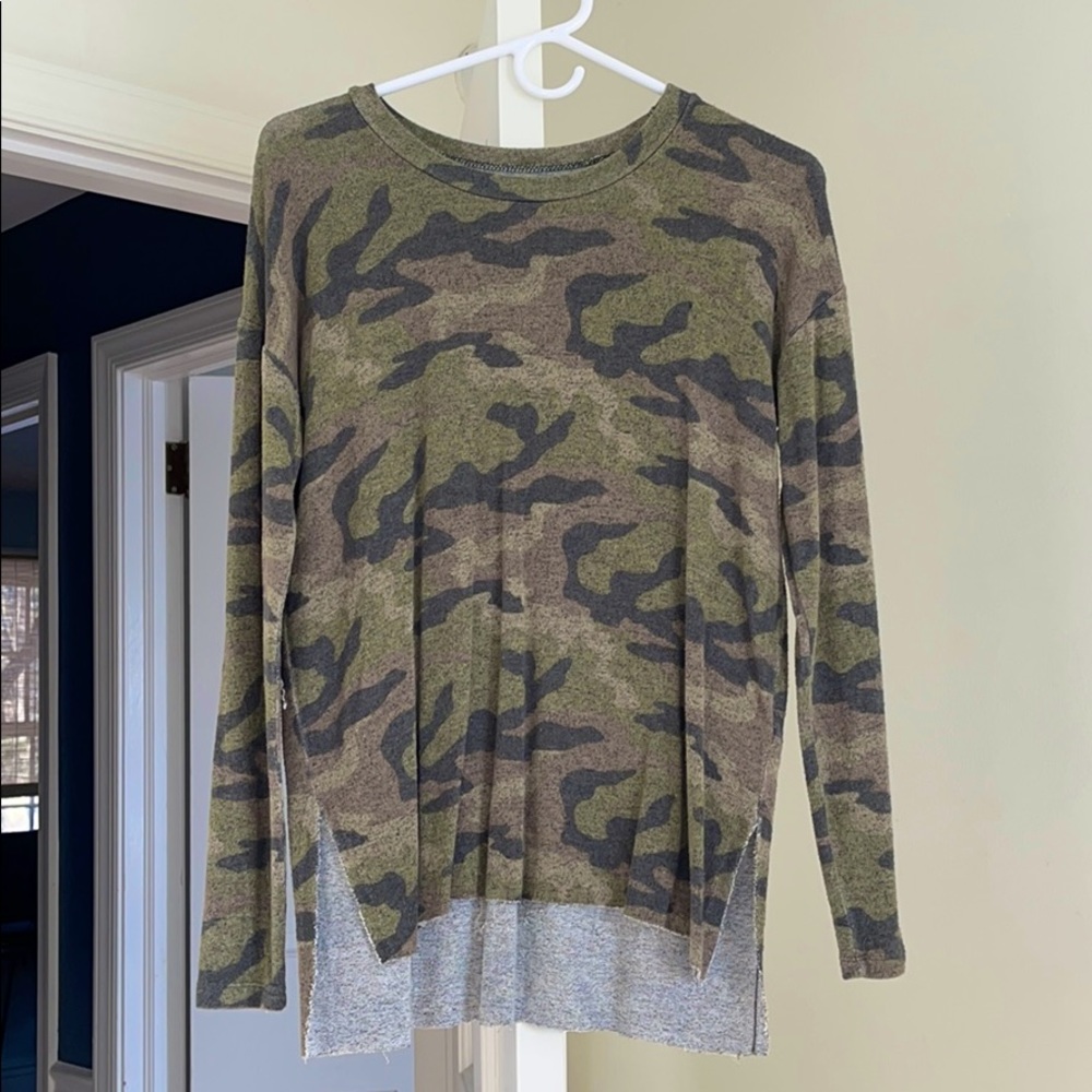 American Eagle Camo Sweater Thin